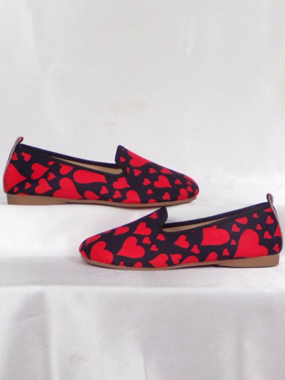 UNBRANDED size 42 Euro/11.5 U.S red/black hearts pattern flats fabric uppers